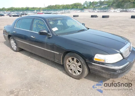 2010 Lincoln Town Car Executive L z USA, uszkodzony, nr VIN 2LNBL8EVXAX627855